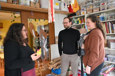 Linda Königs (rechts) und Lukas Hämisch haben Fragen an Erzieherin Katharina Truar.