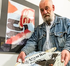 Steffen Heil, Chemnitzer Fotograf und Grafiker, zeigt Fragmente alter Werbeplakate, aus denen die Werke seiner aktuellen Ausstellung "Zerrissen" in der Dorfgalerie Auerswalde entstehen. 