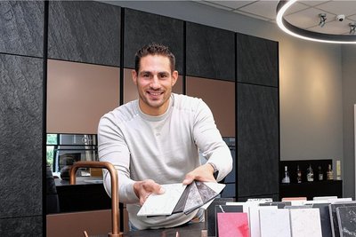 Im neuen Küchenstudio von "Novus Culina" in Raschau zeigt Inhaber Enrico Schmidt einige der vielfältigen Materialvarianten für die Gestaltung von Küchen mit Fronten oder Arbeitsplatten. 