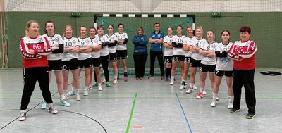 Mit zehn Siegen aus zehn Spielen stehen die Bezirksliga-Handballerinnen des HC Fraureuth derzeit souverän an der Tabellenspitze und peilen den Aufstieg in die Verbandsliga an. Zur erfolgreichen Mannschaft gehören von links nach rechts: Vicky-Alizee Pestel, Sophie Pleißner, Madlen Radau, Anne Walther, Mandy Höhle, Hermine Böttner, Jule Erler, Anja Müller, Antje Partsch (Mannschaftsbetreuerin), Michael Meyer (Trainer), Mandy Martin, Alina Schmidt, Stefanie Kleinfeld, Marie-Louise Knipping, Anna Jungnickel, Milena Schlosser und Ines Wenzel. 