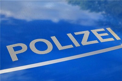 In Zusammenhang mit einer Unfallflucht und einem hohen Sachschaden sucht die Polizei nun Zeugen.