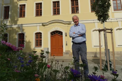 Hans Weisbach vor dem Westflügel des Weisbachschen Hauses.