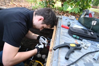Adrian Kaiser erneuert elektrische Anschlüsse für den Springbrunnen der Waldbühne Augustusburg.