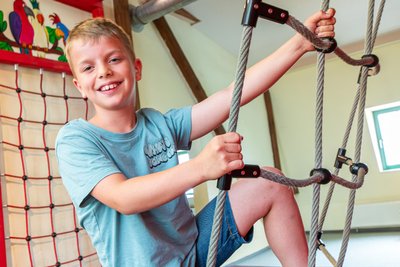 In der Olbernhauer Spielewelt Stockhausen gibt es zahlreiche Möglichkeiten zum Klettern, Hangeln und Tollen. Auf dem Foto ist Valentin, 9 Jahre, zu sehen.
