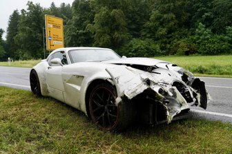 320.000 Euro Schaden bei Unfall mit seltenem Luxuswagen - Teurer Unfall: Auf regennasser Straße prallt der Luxuswagen gegen die Leitplanke.