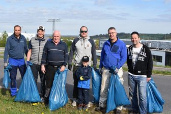 33 Badewannen voll Müll: So viel Unrat sammelten Freiwillige beim Frühjahrsputz in Reinsdorf - 23. Frühjahrsputz in Reinsdorf am Samstag: Auch Mitglieder des Freizeitsportvereins packten mit an.