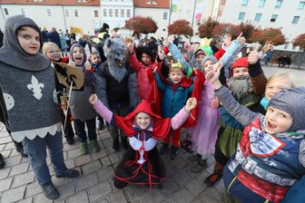 33. Christmarkt in Freiberg eröffnet: Größter Märchenzug aller Zeiten in der Silberstadt - Für den Märchenzug zur Eröffnung des Freiberger Christmarktes hatten sich viele Kinder als Märchenfiguren verkleidet.