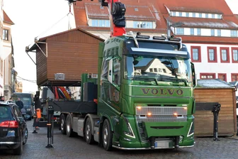 33. Freiberger Christmarkt ist Geschichte: Jetzt haben die Händler Zeit für ihre Familien - Mit großen Fahrzeugen wurden die Buden vom Freiberger Christmarkt abtransportiert.