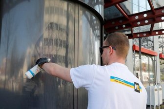 33 Hakenkreuze an Gebäude der Chemnitzer Arbeitsagentur gesprüht - Die Hakenkreuze wurden am Samstagnachmittag entfernt.