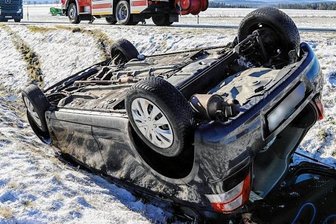 33-Jährige bei Überschlag verletzt - Eine 33-Jährige hat sich mit ihrem Pkw auf der B 93 überschlagen.