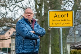 33 Jahre Feuerwehr-Freundschaft: Hessische Feuerwehrmedaille geht an Adorfer Ortsvorsteher - Mitte Oktober erhielt Adorfs Ortsvorsteher Bernd Bochmann vom hessischen Landesfeuerwehrverband die Sankt-Floriansmedaille. Diese wird normalerweise nur an lokale Persönlichkeiten verliehen.