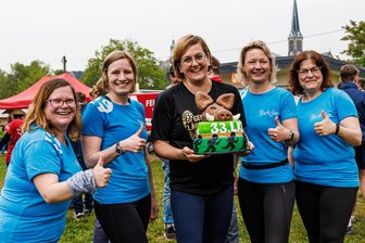 33. Landkreislauf: Große Freude am Geringswalder Großteich - Unverhofft kommt oft – und ist manchmal lecker: Die Aerobic-Damen des SSV Königshain-Wiederau wurden als „Blue Stars“ die vorletzte Staffel beim Landkreislauf in Geringswalde und bekamen der Tradition entsprechend eine Torte von Bürgermeisterin Sandra Fischer (M.).