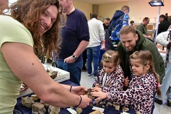33. Mineralienschau in Flöha: Die Welt zu Gast in der Oberschule - Die Flöhaer Vivien, links und Amelie mit Vati Dennis Fuchs waren begeistert vom Angebot bei der 33. Mineralienschau in Flöha. Ihnen hat es der Stand von Aussteller Marcel Schmidt aus Aue angetan.