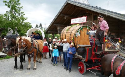 Als Startpunkt für die 180 Kilometer lange Tour entlang der Erzgebirgischen Bierroute wählte Maik Reichel (r.) Blockhausen, das mit seinen Holzfiguren eine tolle Kulisse bietet. Kurz angestoßen - und los ging's. 