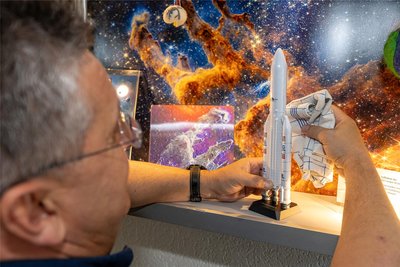Für die Exposition steuert die Sternwarte ein Miniaturmodell der Trägerrakete Ariane 5 bei. Mit ihr wurde das Teleskop 2022 vom Weltraumbahnhof Guayana 1,5 ins All befördert.