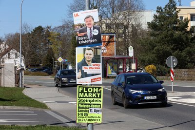 Kristensen und Lippold haben mehrere Wahlplakate aufgehängt. Eines von Meyer ist an der Tuchfabrik.