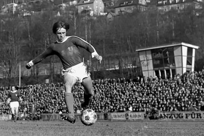 Jürgen Escher treibt 1975 im Pokalspiel gegen Zwickau den Ball nach vorn. Schnelligkeit, Technik und ein starker linker Fuß waren die großen Trümpfe des gebürtigen Markersbachers. 