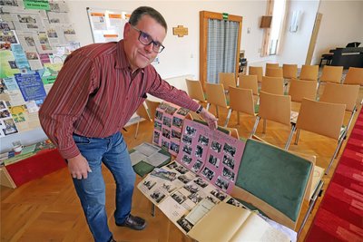 Mit vielen alten Fotos erinnert Siegfried Knoll an die 70 Jahre Saitenspielkreis der Landeskirchlichen Gemeinschaft.