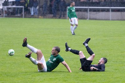 Thalheims Lukas Hirsch (l.) sündigte am Samstag mehrfach vor dem Tor. Der Meerane Fabian Erler (r.) flog kurz vor Schluss mit Gelb-Rot vom Platz.