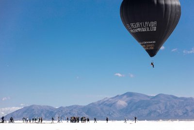Ballons und Luftskulpturen von Tomás Saraceno bewegen sich allein mit Sonne und Luft.