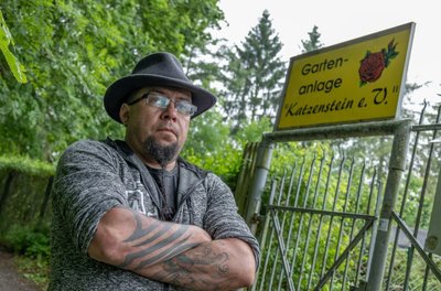 Danilo Lenhardt (45) ist 1. Vorsitzender des Kleingartenvereins Katzenstein. Wegen des abgeklemmten Stroms fürchtet er inzwischen um den Fortbestand der Anlage. Aus dem Rathaus heißt es, man könne nicht viel tun - ohnehin befände sich der Großteil der Gärten nicht auf städtischem Grund.