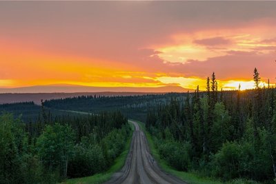 Auf der endlosen Weite der Straßenverbindung von Fairbanks in Südalaska nach Deadhorse am Nordpolarmeer hatte Christian Schüle eine der intensivsten Begegnungen auf seinen Reisen. Zwei Tage lang saß er bei einem Trucker im Fahrerhaus auf dem Weg nach Norden und führte mit ihm tiefgründige Gespräche über Tod und Vorbestimmung. 