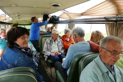 Unter die Passagiere im Bus hatte sich auch Marketing-Mitarbeiterin Tina Kurz (links) gemischt, um direkt vor Ort ein Feedback zu erhalten.