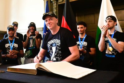 Superstolz und dennoch immer Teamplayer: Rodrigo Pastore durfte sich nach dem Gewinn des Fiba Europe Cups ins Goldene Buch der Stadt Chemnitz eintragen. Seine Medaille hatte er da schon nicht mehr um den Hals. Die hat er dem Busfahrer geschenkt.