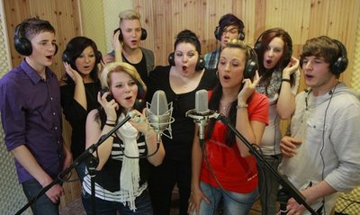 Das waren die Finalisten des ersten Erzi-Star-Wettbewerbs: Toni Nickl, Maxi Liebelt, Jenny Leistner, Thomas Weiher, Constanze Schmid, Sebastian Grabowsky, Jenny Amende, Alice Albert und Rich Housey (v. l.). Auf dem Bild fehlt Tim Fischer. Gemeinsam singen sie im Tonstudio von Mirko Süß einen Song der Gruppe U2 ein. Von der Teilnahme an der Neuauflage des Wettstreits sind sie allerdings ausgeschlossen.