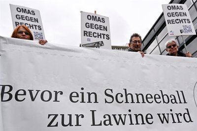 „Omas gegen Rechts“ vor dem Thüringer Landtag. In der Zivilgesellschaft hat der Antrag viele Befürworter.