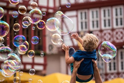 So bunt und vielfältig wie Seifenblasen sind auch die Programmangebote für die Jüngsten zum Tag der Sachsen.