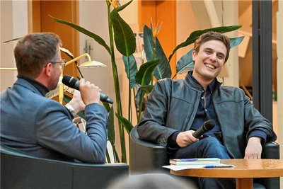 Mit Lederjacke und in Turnschuhen kam Constantin Schreiber (r.) auf die Bühne in der Villa Esche. Sascha Aurich, stellvertretender Chefredakteur der "Freien Presse" interviewte ihn. 