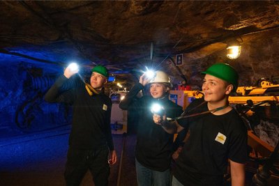 Die Probe klappt gut: Rudi Walther (rechts), Hannes Walther (links) und Emilie Mynett sind Junior-Guides im Bergwerk. Nicht alle Altersgenossen sind Feuer und Flamme für das Welterbe.