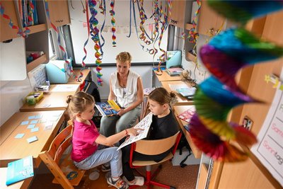 Schulbänke, Lehrbücher und eine Tafel: In der Zirkusschule sieht es fast so aus wie in einer gewöhnlichen Schule.