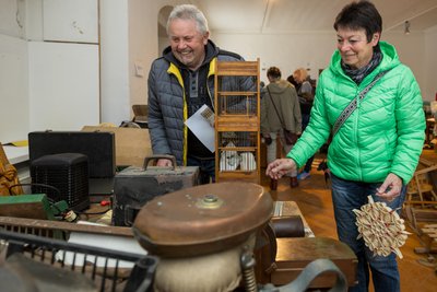 Klaus und Ute Huster beim Stöbern. Dass die Museumsstücke „weiterleben“ dürfen, fanden sie und ihr Mann gut.
