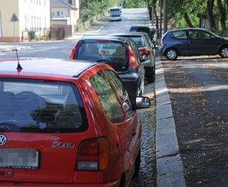 Längs zur Fahrtrichtung kann außerhalb der Bushaltestellen an der Rosa-Luxemburg-Straße geparkt werden. Quer auf dem Fußweg ist dies jedoch nicht erlaubt.