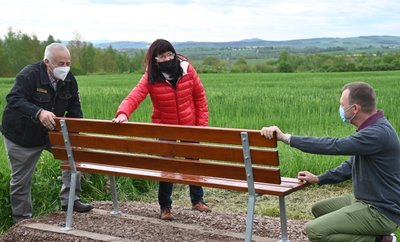Geheimtipp: Von der Buschsiedlung in Auerswalde kann man bis zum Schloss Augustusburg schauen. Anwohner Winfried Beier (links) und Dagmar Strauch begutachten mit Bürgermeister Andreas Graf eine neue Bank. 