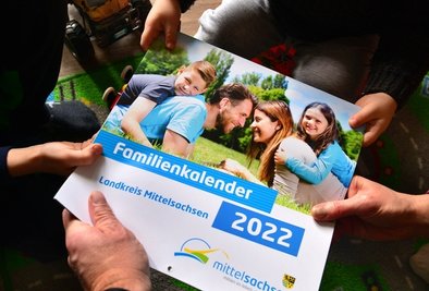 Die gemeinsame Auszeit, Hilfen bei Rechtschreibschwäche und Ideen für demokratische Beteiligung schon junger Menschen sind nur drei der Themen im neuen Familienkalender des Landkreises.