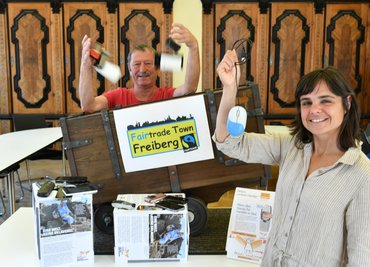 Andreas Linthe warf am Mittwoch als Erster sechs Althandys in den Hunt, der gefüllt werden soll. Naima Bouzoubaa von der Fair-Trade-Gruppe zeigt eine fair produzierte Computermaus - zehn davon sind der Wetteinsatz.
