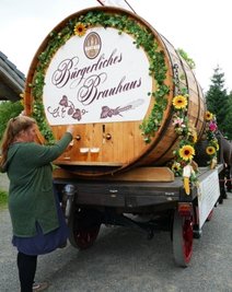 Während einer Rast kümmert sich Michele Freund um das Bier.
