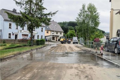 In Neudorf war am Freitagvormittag aufräumen angesagt - unter anderem an der Karlsbader Straße. Der Starkregen in der Nacht hatte reichlich Schlamm und Geröll angespült.