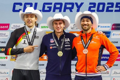 Hinter dem US-Amerikaner Jordan Stolz (Mitte) und vor dem Niederländer Kjeld Nuis (rechts) stand Finn Sonnekalb (links) zuletzt beim Weltcup in Calgary als Zweiter über 1500 Meter auf dem Podest.