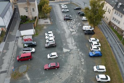 Der Parkplatz Roter Markt in Markneukirchen wird ab dem 7. April umgestaltet.