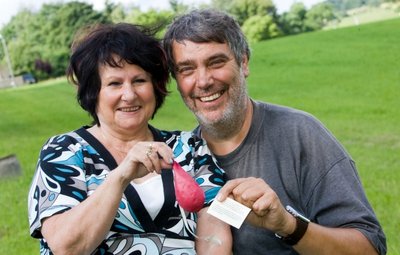 Margitta Schaller und Roland Dolz flog dieser rote Luftballon aus Frankreich zu - inzwischen ist er kaum noch mit Luft gefüllt.