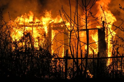 Als die Feuerwehr eintraf, stand die Laube bereits im Vollbrand.
