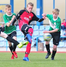 Die Kreisauswahl Mittelsachsen dominierte das Turnier am Sonntag. Niclas Axt (M.), der beim BSC Freiberg spielt, schaffte es in die Regionalauswahl, zu der drei weitere Freiberger und vier Langenauer gehören. 
