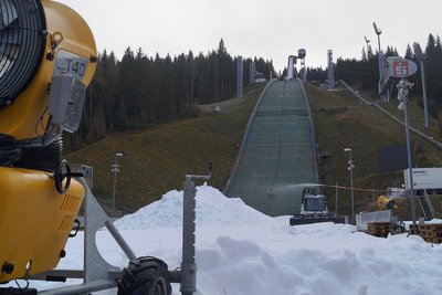 Leise rieselt der Schnee... In der Klingenthaler Vogtland-Arena produziert die Snow-Factory bereits Kunstschnee für den Skisprung-Weltcup am zweiten Dezember-Wochenende.