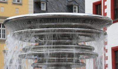 Hier noch im Testlauf, ab Donnerstagmittag, 12 Uhr, dann im Dauerbetrieb: Der Marktbrunnen "Manifold" von Daniel Widrig. 