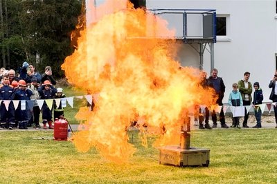 Martin Wende zeigte bei seiner Vorführung, was passieren kann, wenn man Öl mit Wasser löscht oder Spraydosen ins Feuer wirft, beides sorgt für heftige Explosionen.