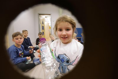 Die fünfjährige Lea Knöbel entscheidet sich mit ihrer Pfandflasche für die Pfandgutbox, hat also alles richtig gemacht.